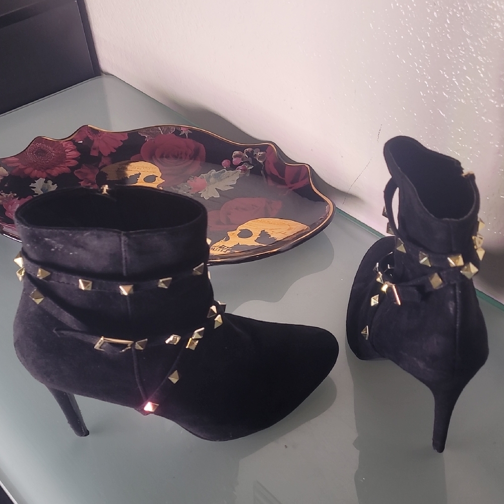 Chic Black Heeled Boots with Gold Accents
